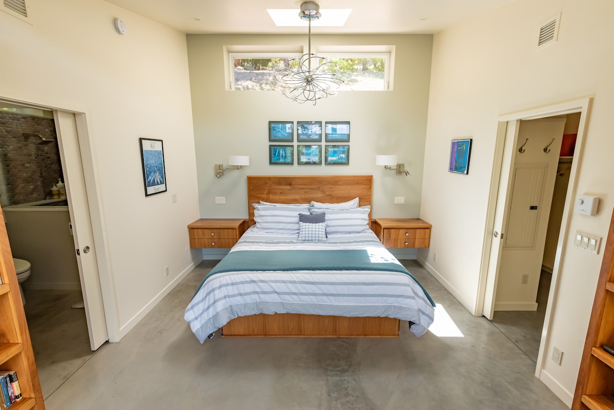 เตียงใหญ่หลัก อย่างที่คุณเห็น มีช่องแสงส่องลงมาด้านบนที่ไม่ได้ปิด  คุณจะได้ชมพระอาทิตย์ขึ้นยามเช้าจากหน้าต่างหลัก (ไม่ได้แสดงในรูป)