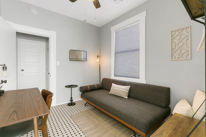 Sala de estar con oficina