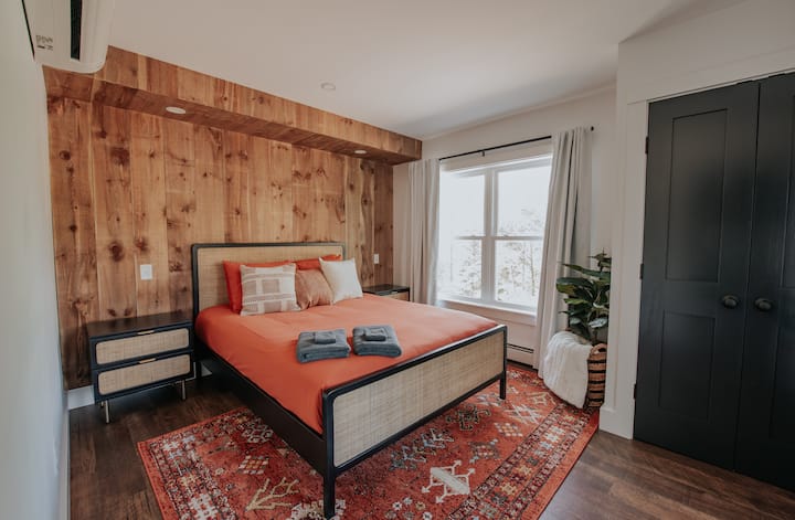 queen bedroom