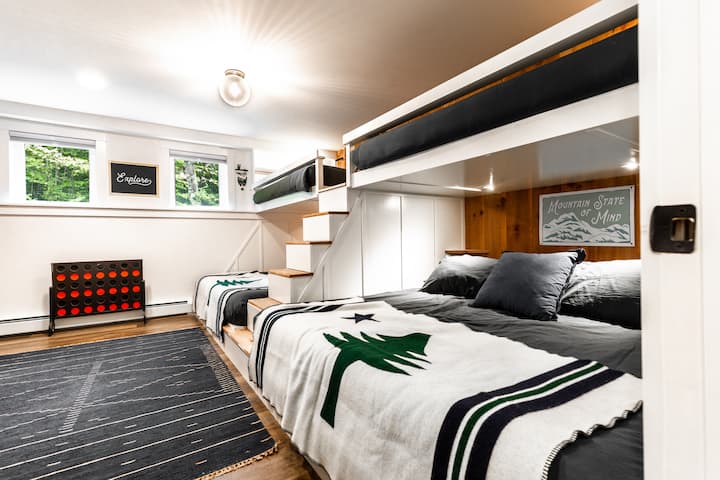 Bunk room with 2 King Beds and 2 Single beds