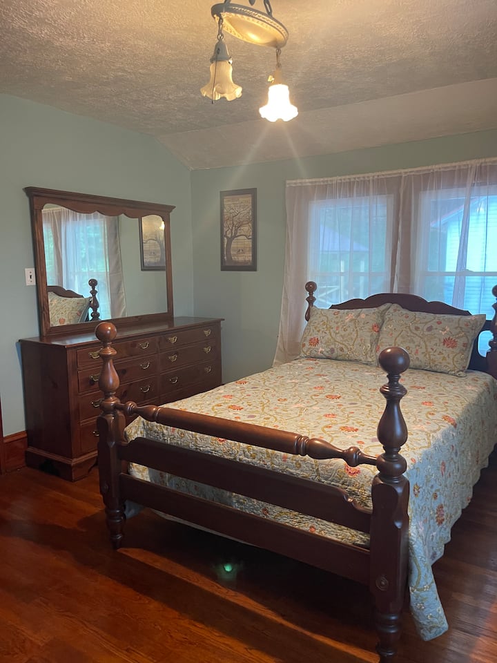 Piata spálňa s plnohodnotnou posteľou.