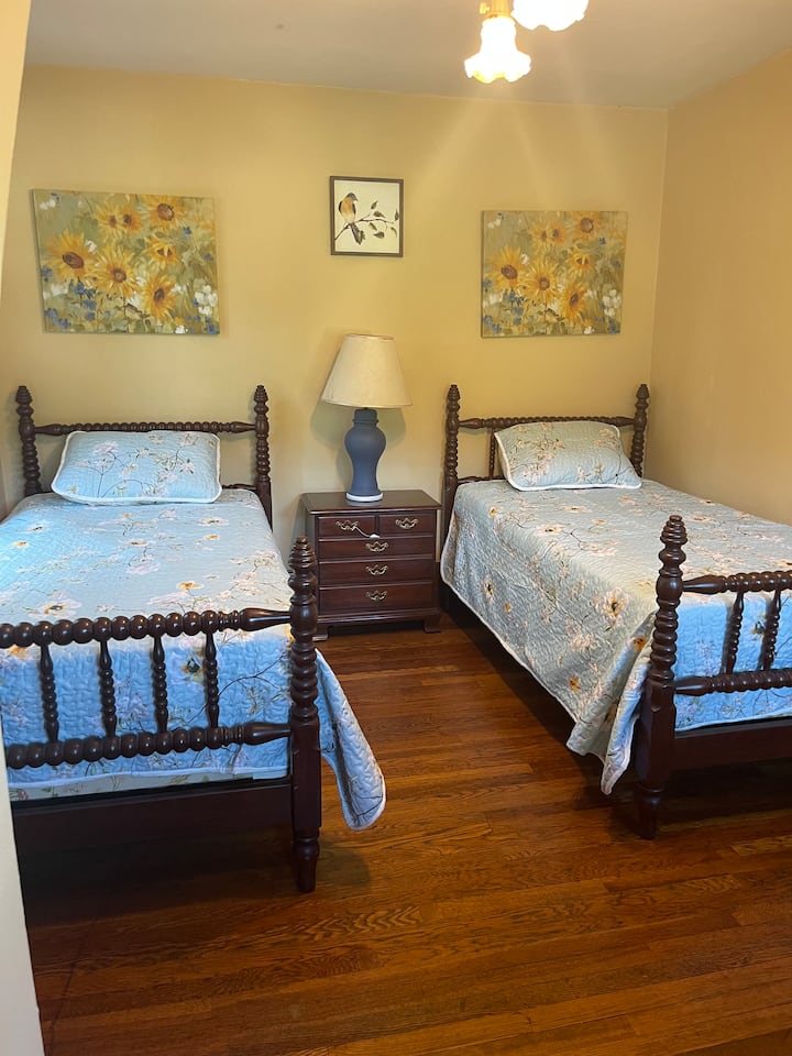 Štvrtá spálňa s dvoma oddelenými posteľami.