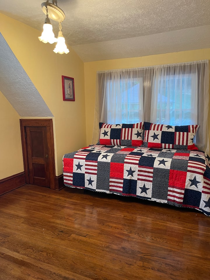 Detská izba a herňa s oddelenou posteľou.