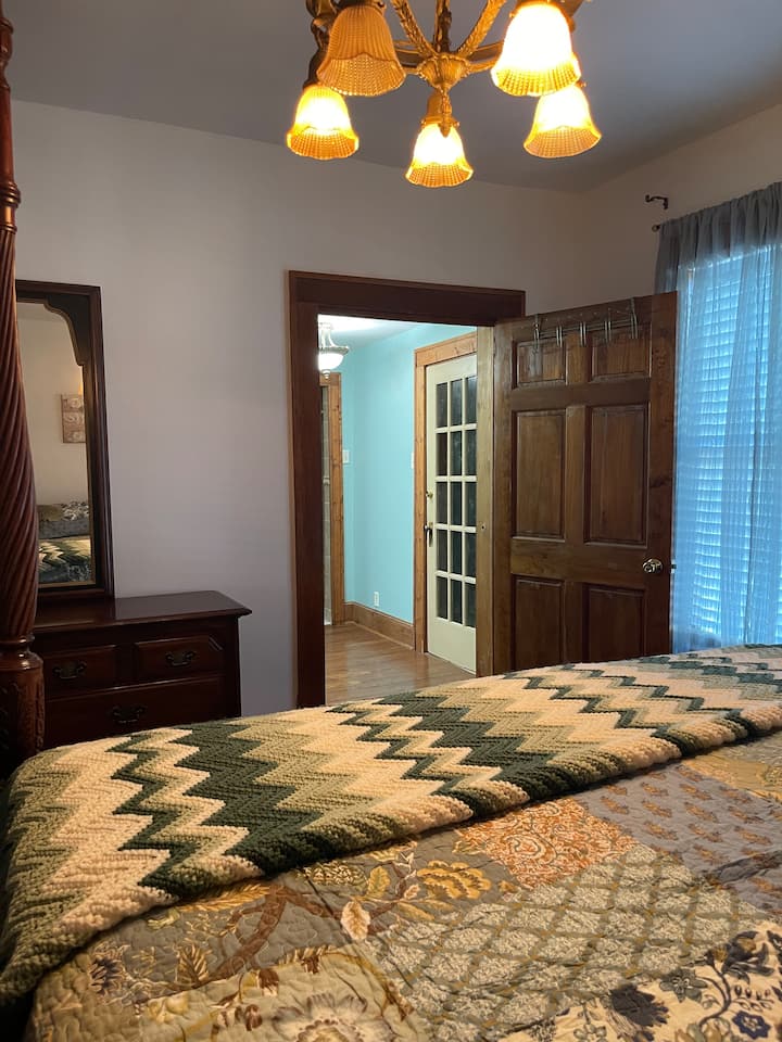 Druhý výhľad na 1. poschodie s manželskou posteľou King so vstupom do vlastnej kúpeľne.