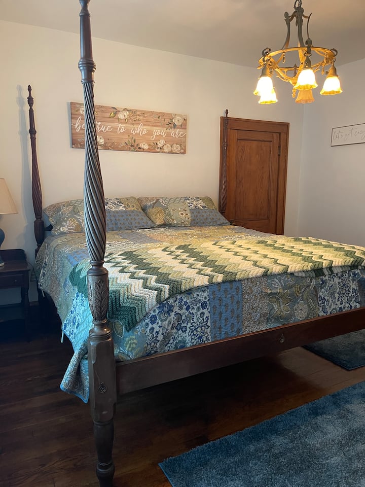 Spálňa na prvom poschodí s manželskou posteľou.