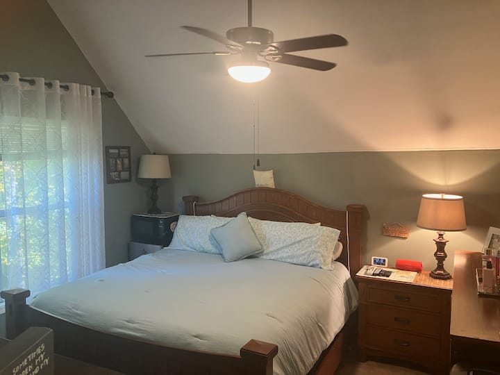 加大双人床主卧配备可调节头部和脚部，配备加热床垫。