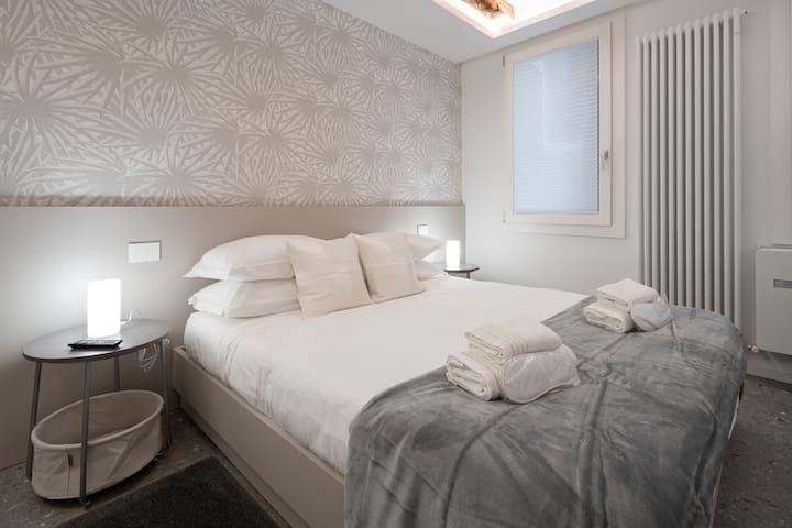 Спалня с двойно легло: 160 см х 190 см