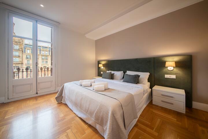 Superior Three Bedroom Apartment Passeig de Gracia gallery image 5