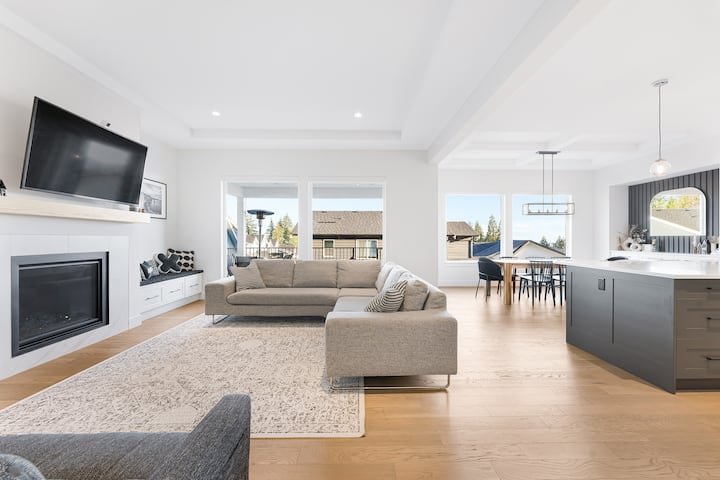 Luxury Modern Home With Pool - Pitt Meadows