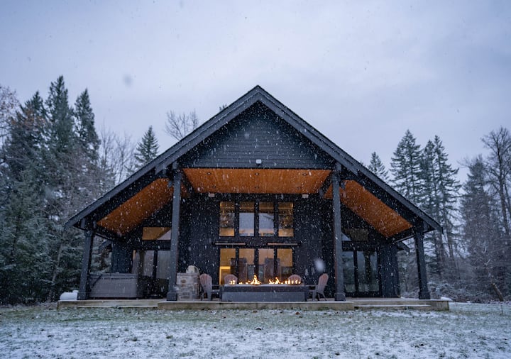 Luxury Riverfront Escape w/ Hot tub on Private 5ac Houses for Rent in