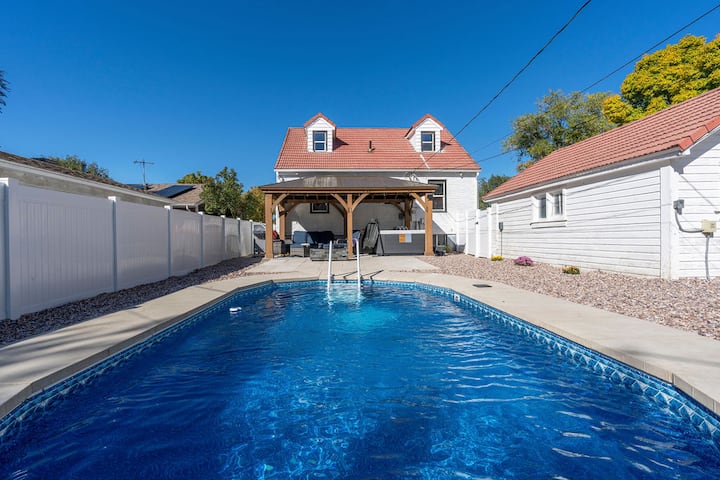 Retro Elegant: 5BR, Pool, Hot Tub, 2 Kings, Arcade