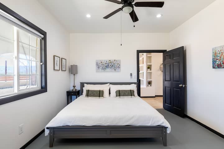 Habitación#5 con 1 cama king, 1 sofá cama(futón) y un escritorio