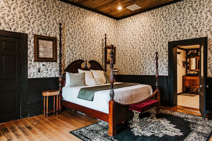 Large Main bedroom with 15' ceilings and a new hybrid memory foam King bed w/a 3" cooling gel topper for added comfort.  Ceiling fan and large screen smart TV available for all of your streaming needs. Plenty of space here including a sitting area.