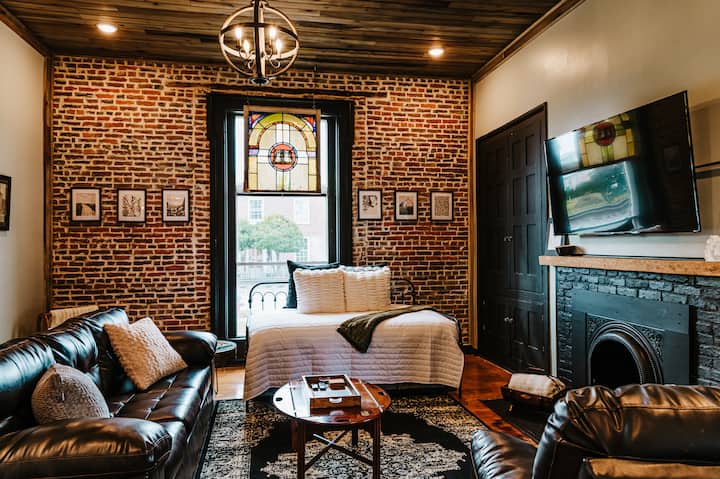 15' ceilings with exposed brick and pine ceilings.  Original built ins with games and a place to store your clothes.  Smart large screen TV with streaming.  Electric fireplace with blower to keep your cozy as your group settles in after a day of tour