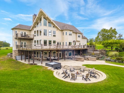 Luxury Estate/Breathtaking Views & Storybook Town