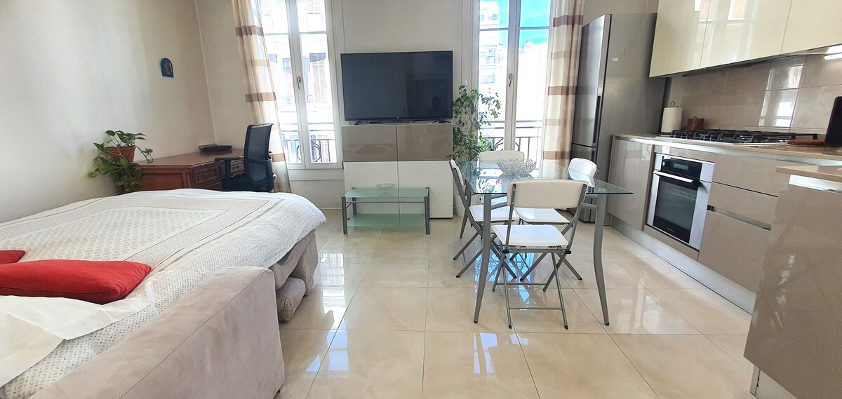 Popular Airbnb listing: Elegant, Fully Renovated Apartment by the beach in Antibes