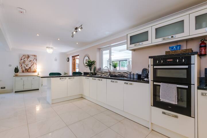 Detached 5 bed House in Worsley Manchester gallery image 5