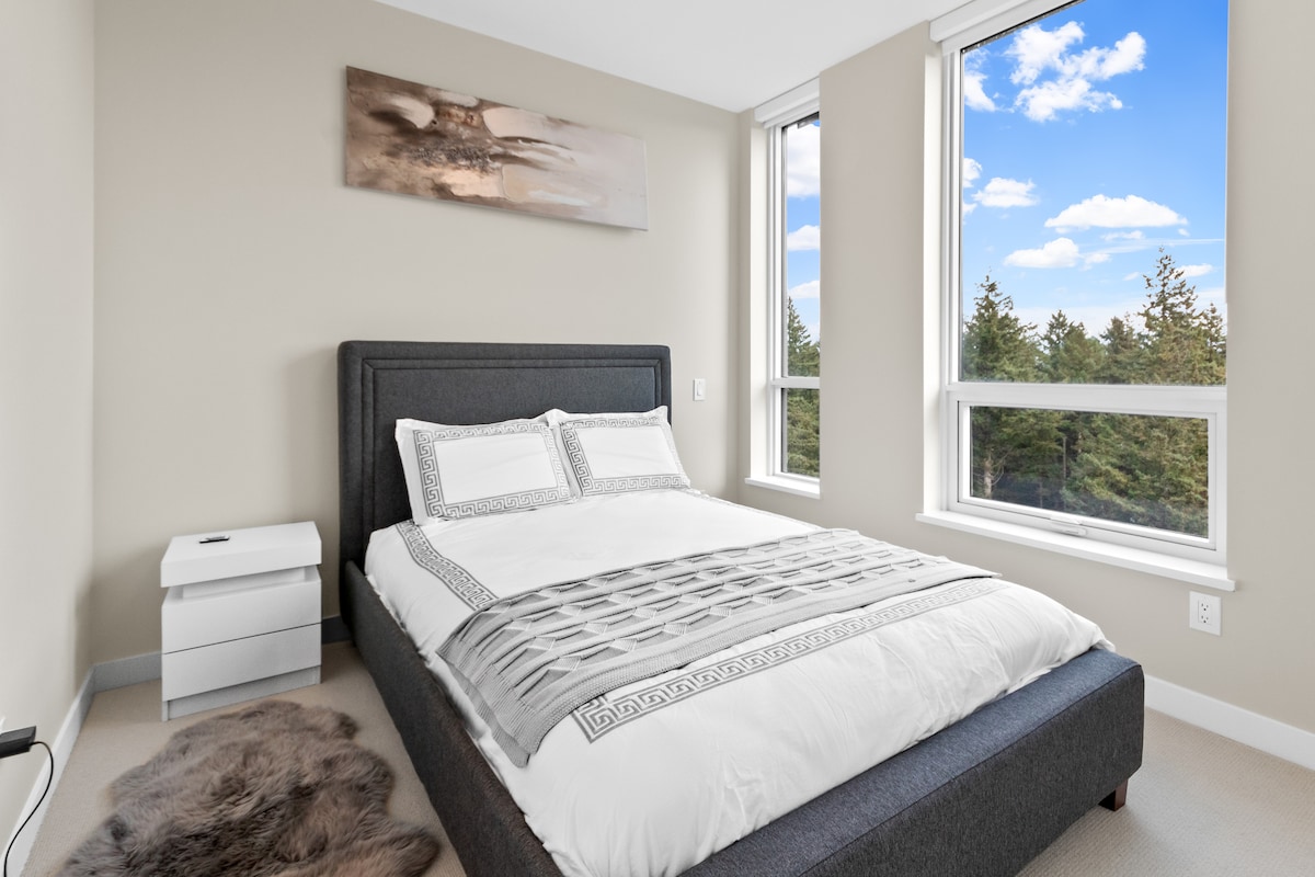 Chumba cha kulala ni mafungo ya utulivu na dirisha kubwa linaloangalia maoni ya serene ya Cypress Bowl. inajivunia kutembea kwa wasaa katika chumbani. Pia kitanda cha sofa cha kuvuta katika sebule kinapatikana.