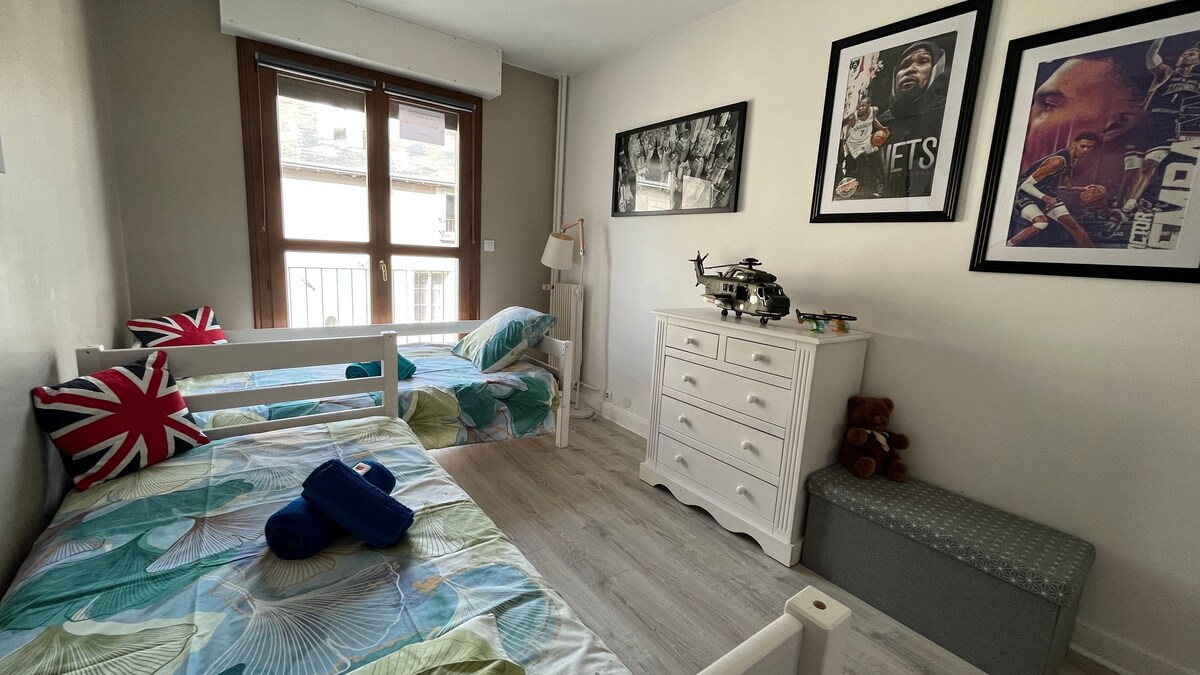 มีเตียงเดี่ยว 2 เตียง
และผ้าปูที่นอนในห้องน้ำ