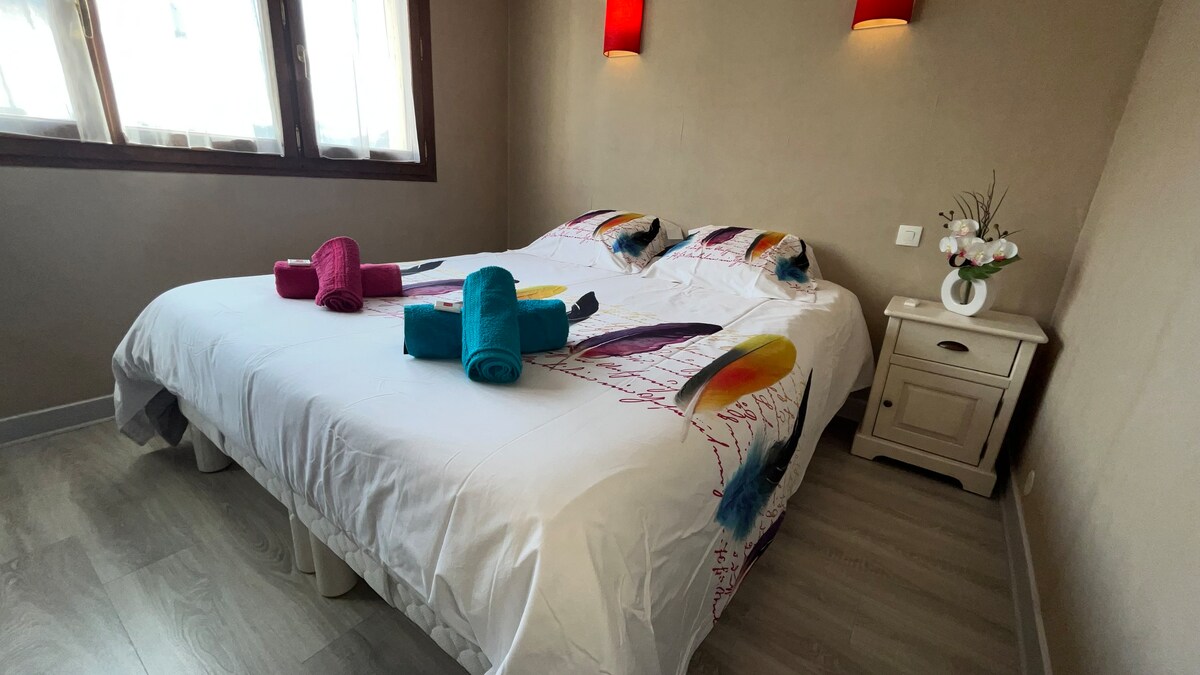 เตียงขนาดคิงไซส์สำหรับพักผ่อนหลังจากเที่ยวชมเมืองและบริเวณโดยรอบ