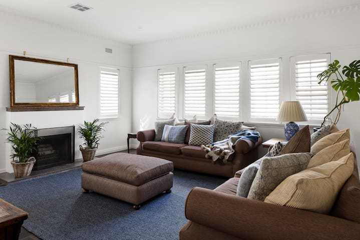 Light & leafy Malvern apartment gallery image 2