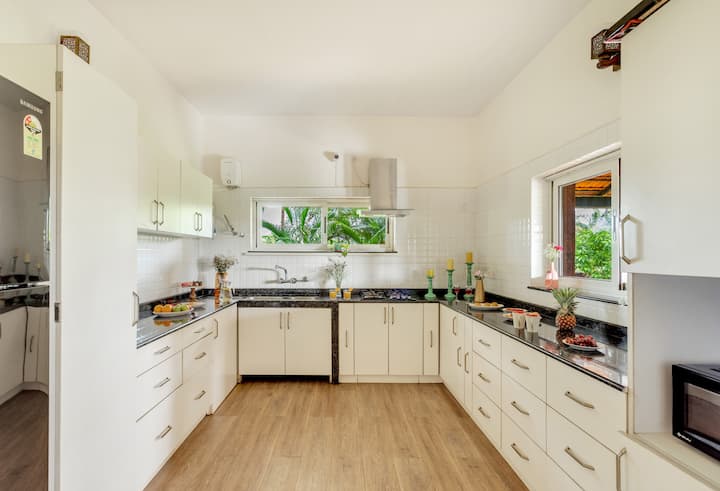 Full kitchen image 1