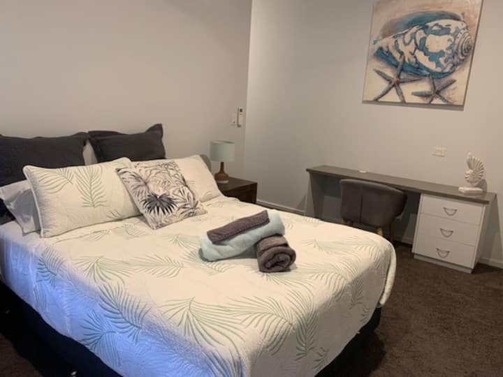 Spavaća soba 1 s klima-uređajem i stropnim ventilatorom