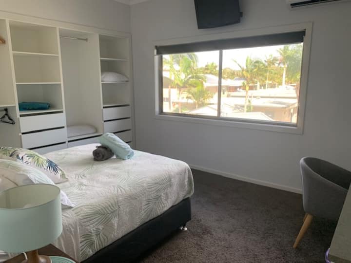 Spavaća soba 2 ima klima-uređaj sa stropnim ventilatorom i TV-om