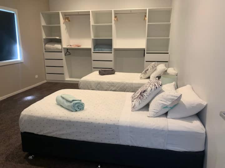 Spavaća soba 3 velika soba s bračnim krevetima za jednu osobu i prostorom za kampiranje.  