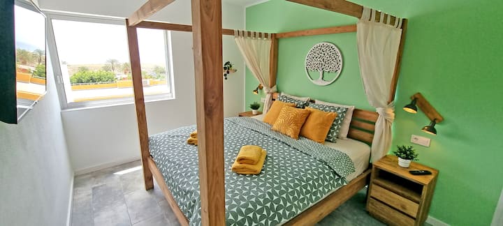 Dormitorio principal con aire acondicionado, armario empotrado, TV y vistas al mar