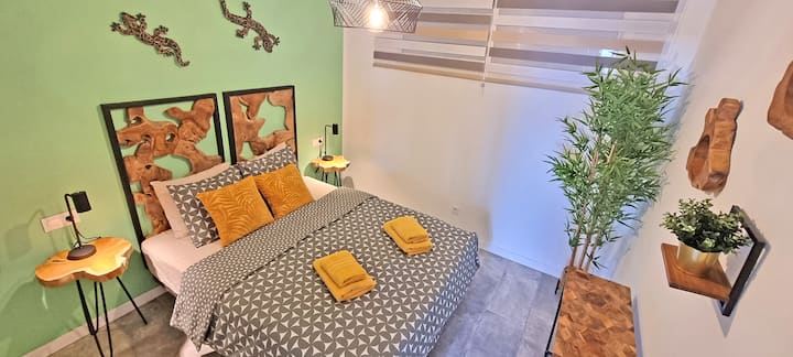 Segundo dormitorio con aire acondicionado y armario empotrado
