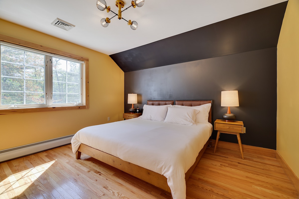 4号卧室宽敞，配有一张宽敞的床