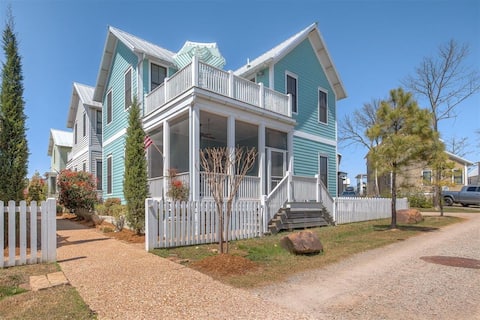 3BR Cottage w/ Decks, Pools, & Lake Access