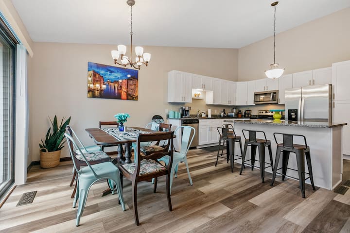 Family and Pet Friendly 4BR FirePit Grill 2MI NSC