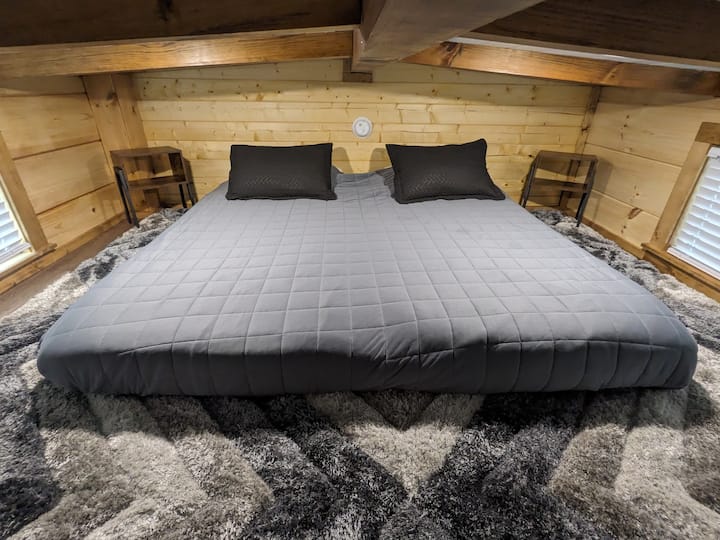 ในห้องใต้หลังคาที่กว้างขวางเราสามารถเปลี่ยนพื้นที่นอนเป็นเตียงขนาดคิงไซส์ที่สะดวกสบายให้ตัวเลือกการนอนที่ปรับเปลี่ยนได้ซึ่งคู่รักจะต้องหลงรักอย่างแน่นอน!