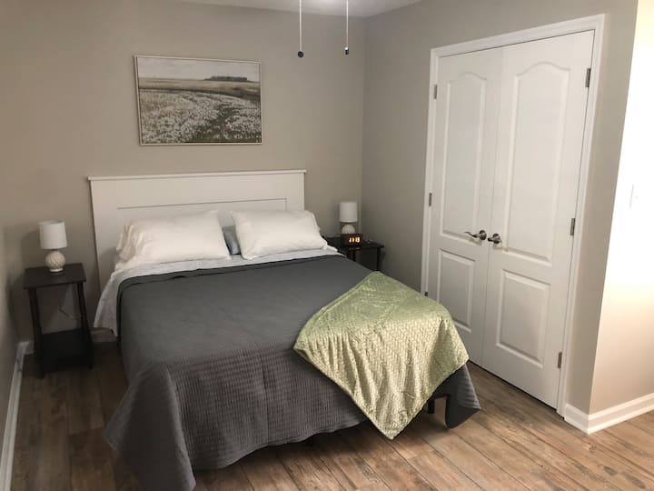 Prva spavaća soba,  bračni krevet (160x200).