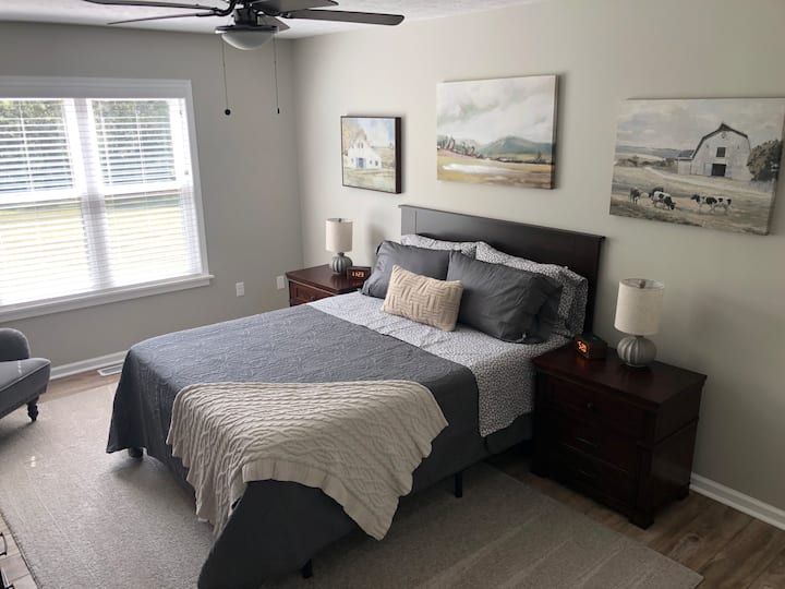 Druga spavaća soba.  Bračni krevet (širine 150-179 cm)