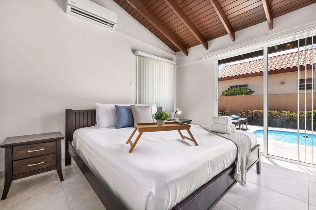 Ფართო საძინებელი დიდი საწოლით, კონდიციონერით და აუზზე პირდაპირი წვდომით.
