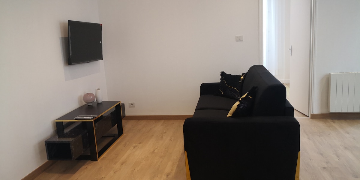 Popular Airbnb listing: The traveler from Millevoye - T2 Elégance Abbeville in Abbeville