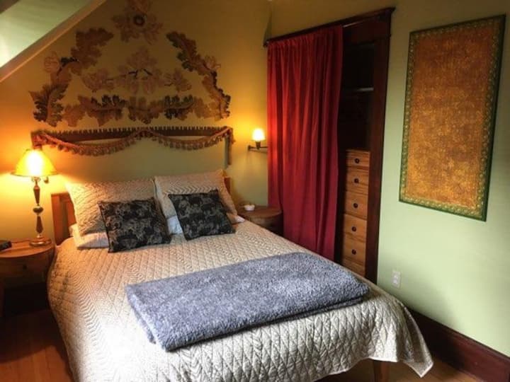 Dormitorio trasero con cama tamaño queen