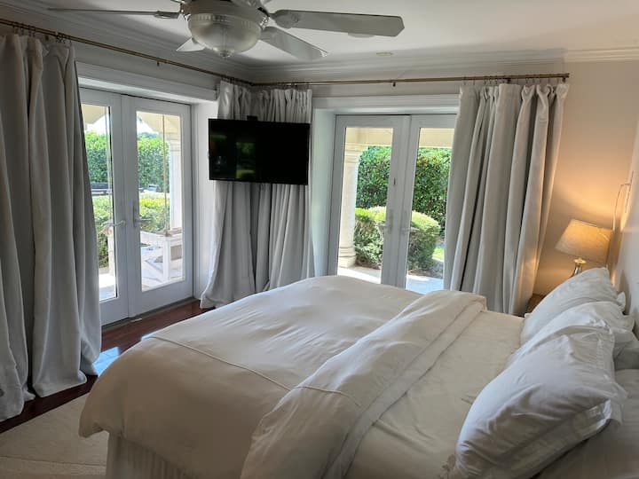 Спалня на долния етаж 4 - 
1 екстра голямо двойно легло
Баня през коридора