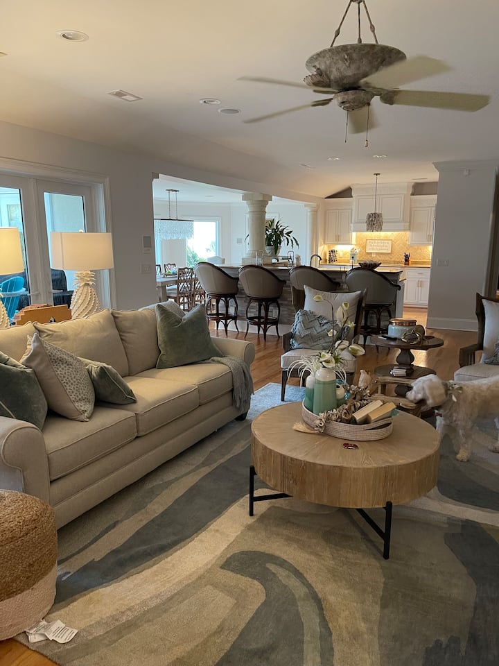 На горния етаж има отворена бърлога/кухня/трапезария/бар с балкон с изглед към Атлантическия океан!