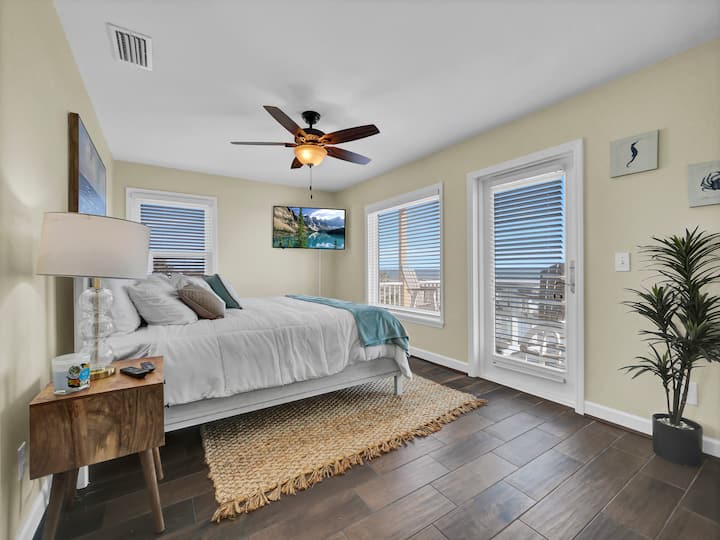 La chambre 1 offre une vue imprenable sur l'océan, un lit king size et une télévision Roku.