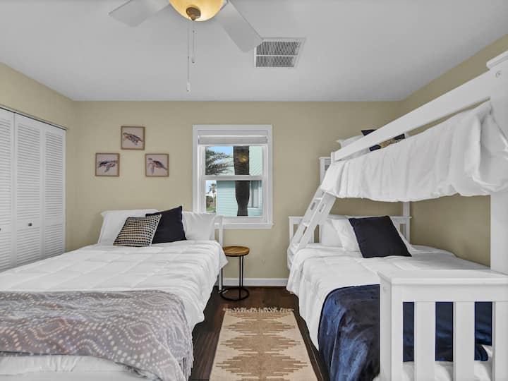 La deuxième chambre dispose d'un lit queen size, d'un lit superposé avec un lit queen size en haut et un lit simple en bas, ainsi que d'une télévision Roku.