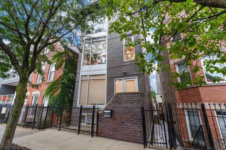 Downtown Chicago 4Bed Home with Theater & Parking gallery image 5