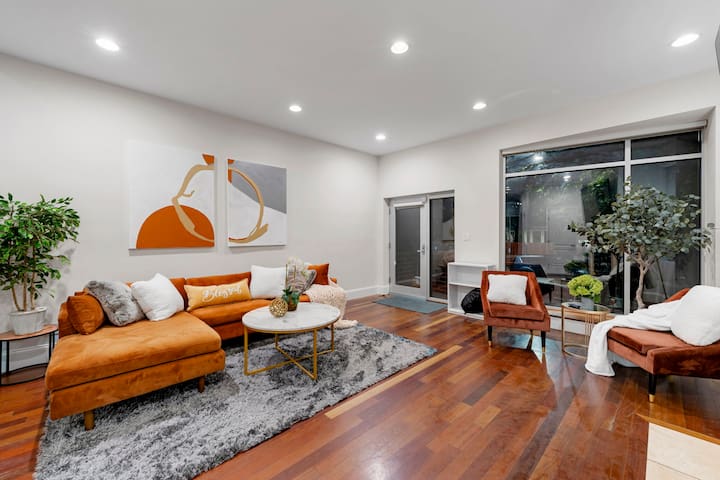 Wicker Park 4BD Home with Theater Room & Rooftops