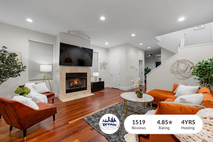 Downtown Chicago 4Bed Home with Theater & Parking