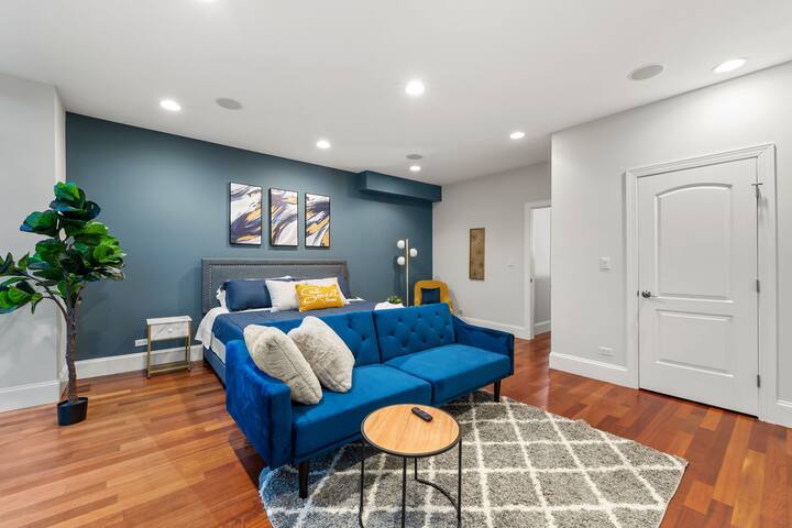 Downtown Chicago 4Bed Home with Theater & Parking gallery image 3