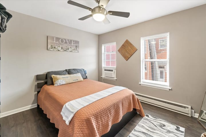 Dieses Schlafzimmer befindet sich an der Vorderseite des Hauses, sodass du Stadtlärm von der Straße wie Autos, Notfahrzeuge und Passantenstimmen hören wirst. Wenn man leicht schläft oder nicht an den Lärm der Stadt gewöhnt ist, empfehle ich Ohrstöpsel.