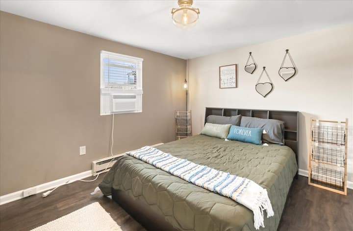 Dein Schlafzimmer verfügt über eine neue Queensize-Matratze mit weicher Bettwäsche und Steppdecke. Bei Bedarf gibt es ein zusätzliches Kissen, Handtücher und Decken für deinen Komfort. Du findest 2 Schreibtische, die du so nutzen kannst, wie du möchtest. 